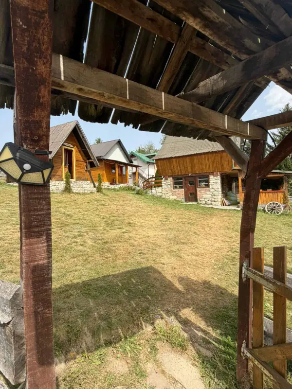 Dvorište kroz kapiju
