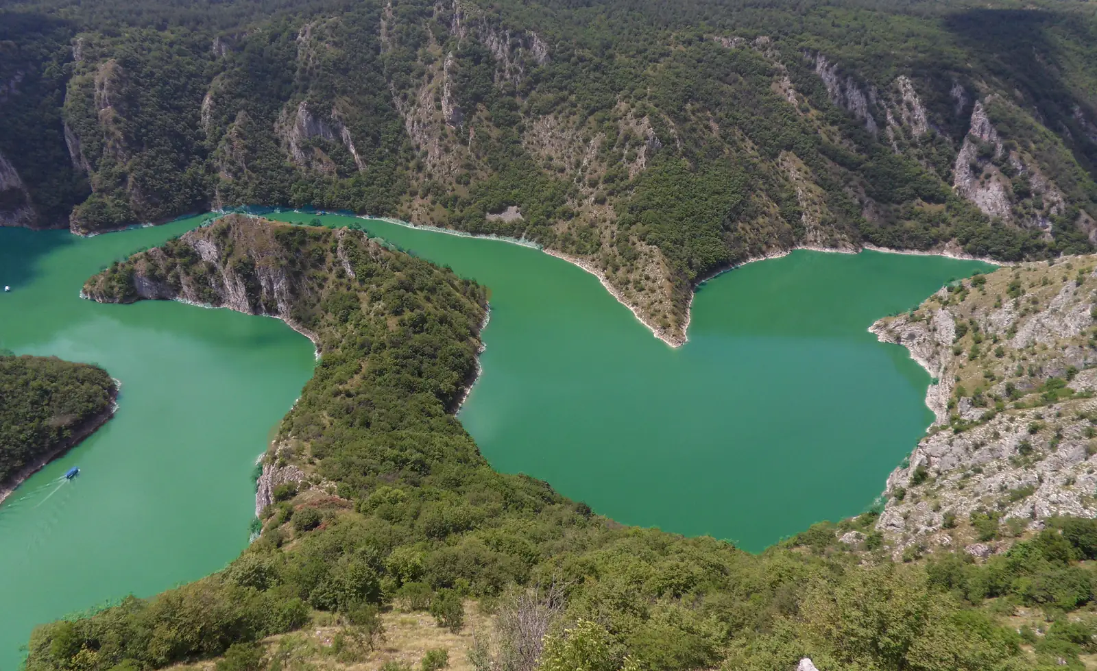 Smaragdni meandri reke Uvac viđeni sa visine