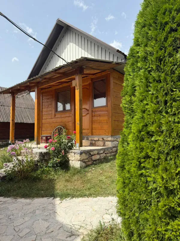 Ruže ispred vikendice