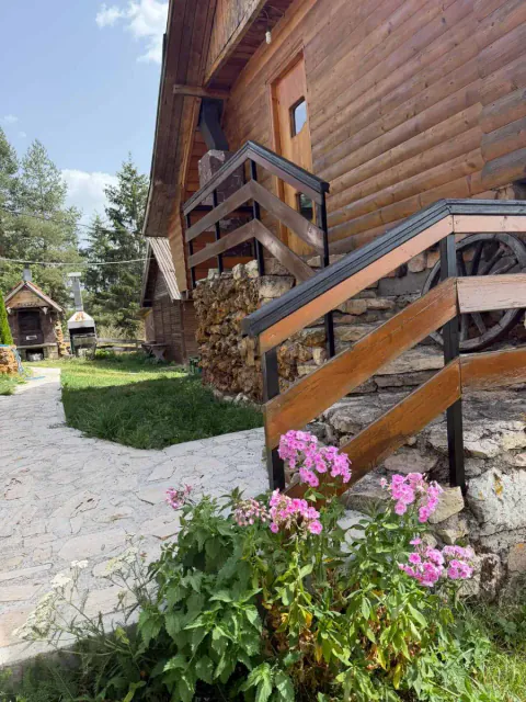 Cveće ispred vikendice
