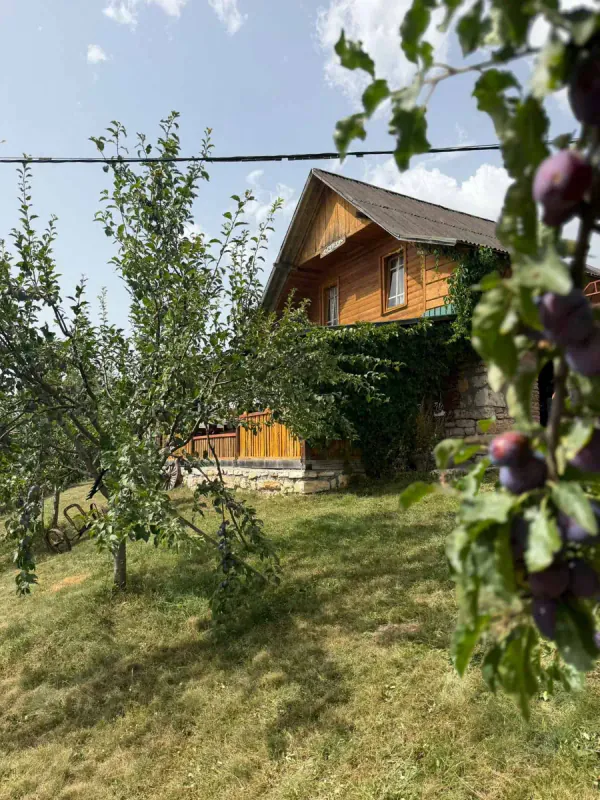 Kuća kroz voćnjak